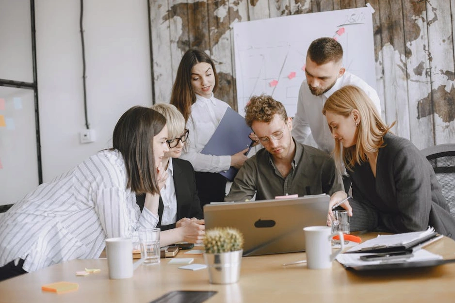 Un team di marketing che collabora a una strategia di crescita su una lavagna luminosa.